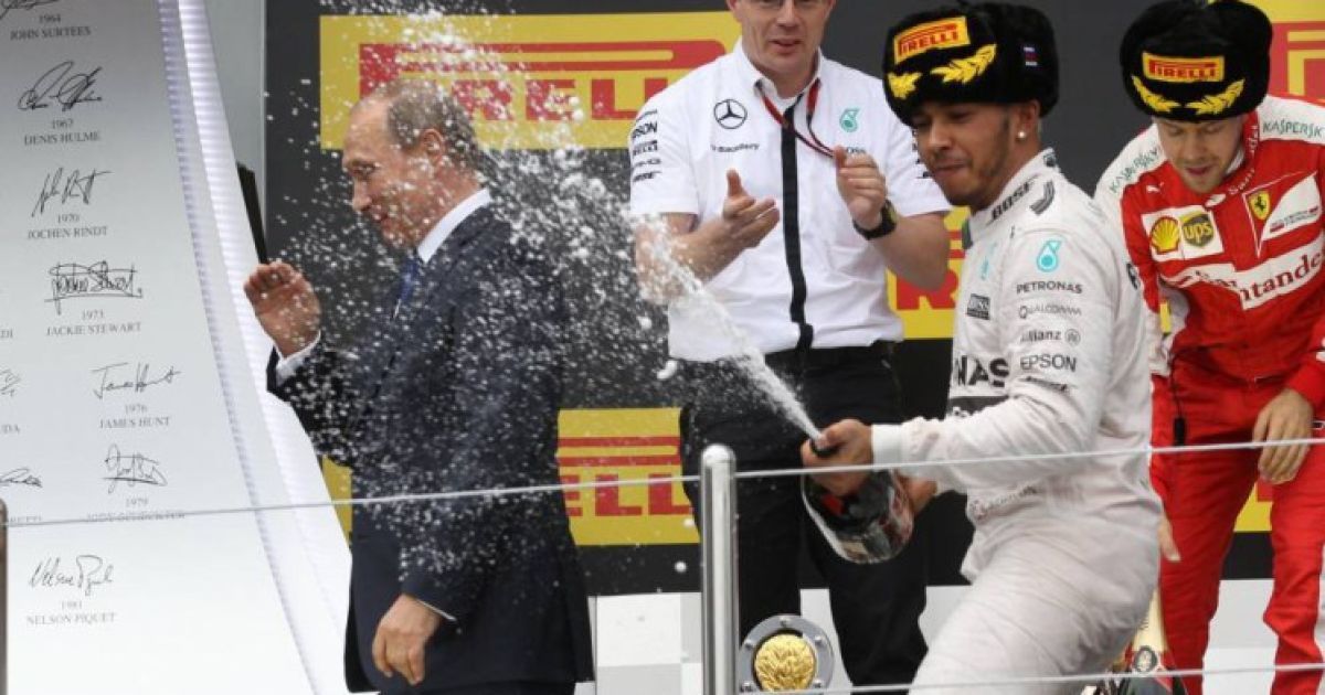 "За ним уже выехал смертельный отряд Путина". Юзеры стебутся со смельчака Гамильтона в Сочи