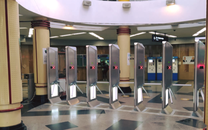 У метро Києва встановили турнікети-гіганти, через які неможливо перескочити