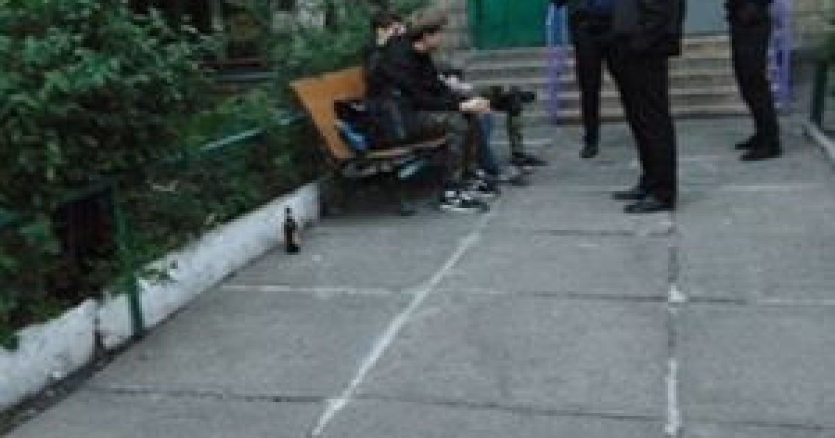 В Киеве несовершеннолетние ограбили дедушку и угрожали ему ножом