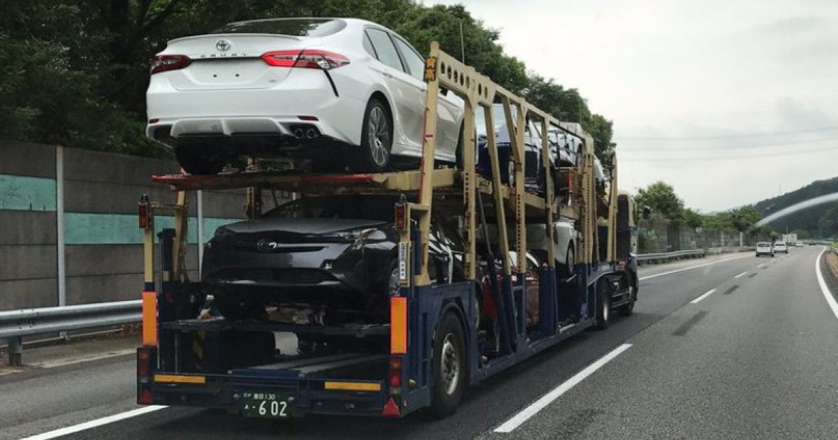 В Японии удалось заснять автовоз с новыми Toyota Camry