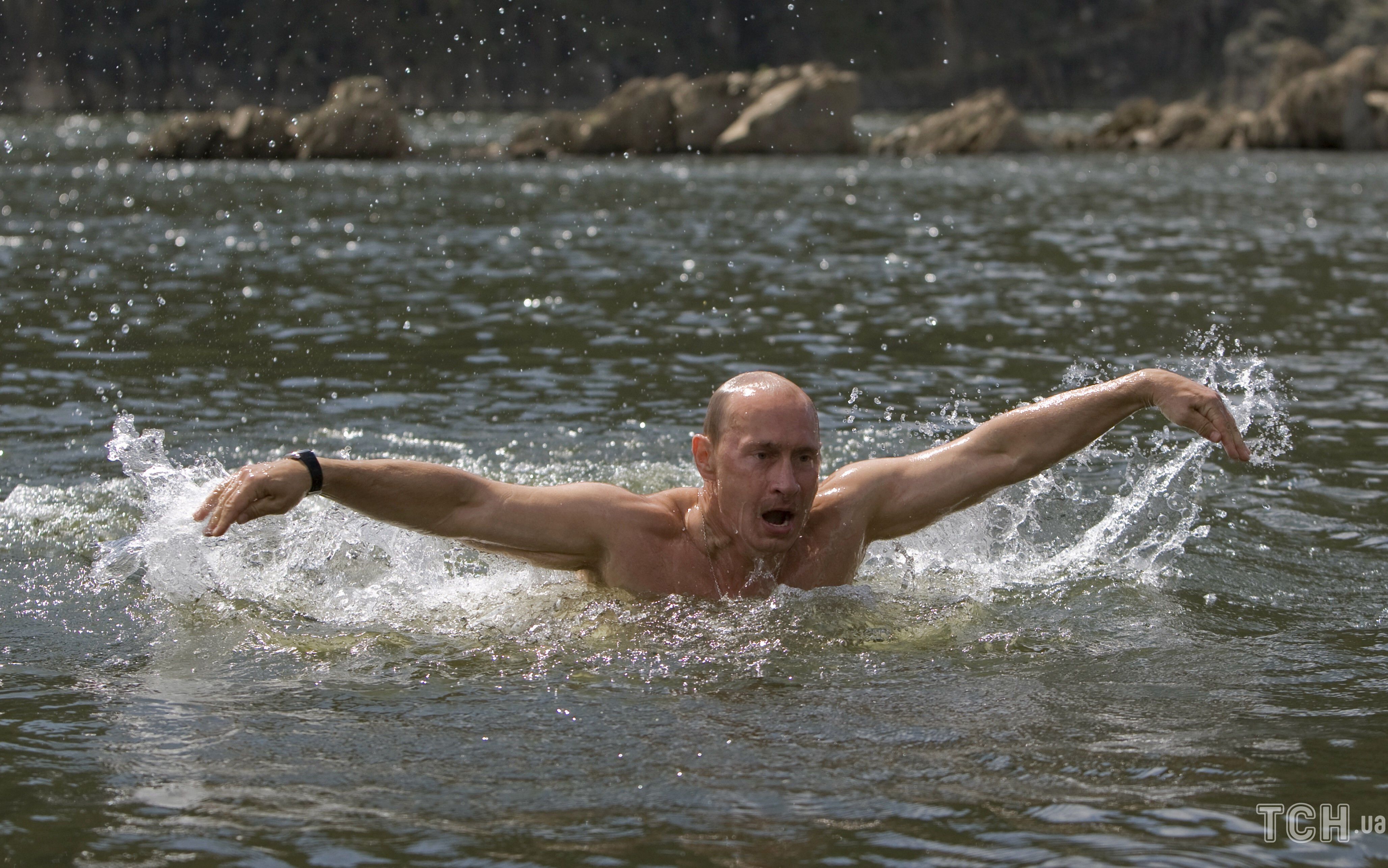 Парень купается в бассейне. Жириновский на матрасе мемы.