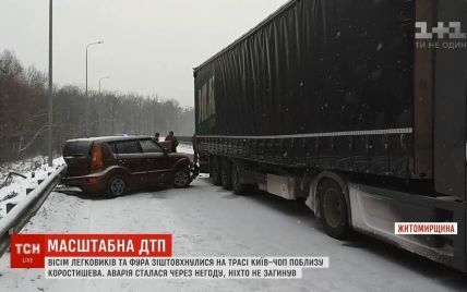 "Крутило и все туда набивались": на трассе Киев-Чоп столкнулись грузовик и восемь легковушек