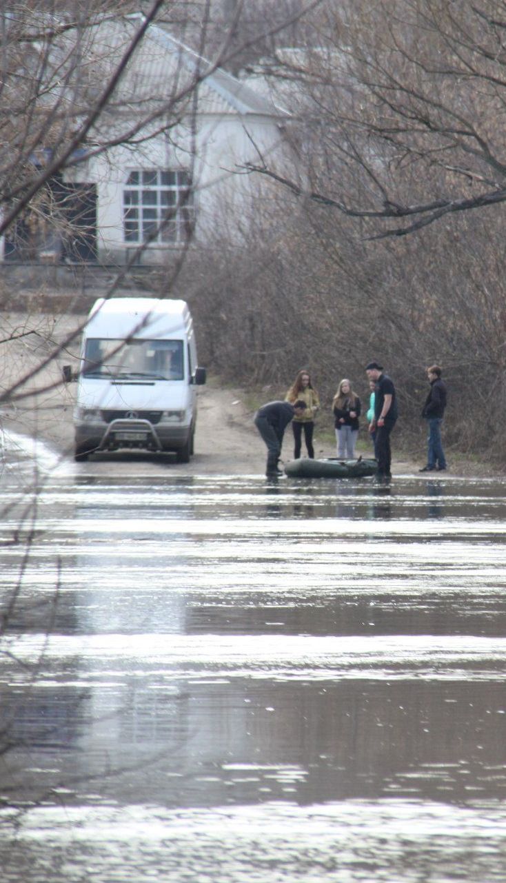 На Луганщине водой залило дороги и подтопило мосты