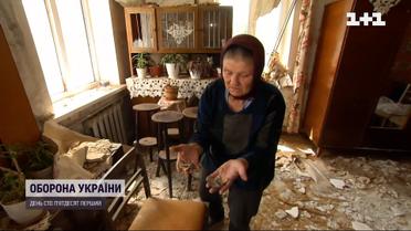 Пенсіонерка разом з сином розбирають завали свого зруйнованого будинку в Макарові