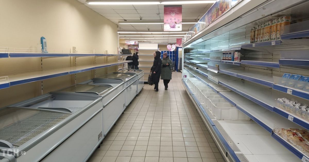 порожні полиці в магазині