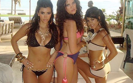 Не узнать: как выглядели сестры Кардашьян в бикини 9 лет назад