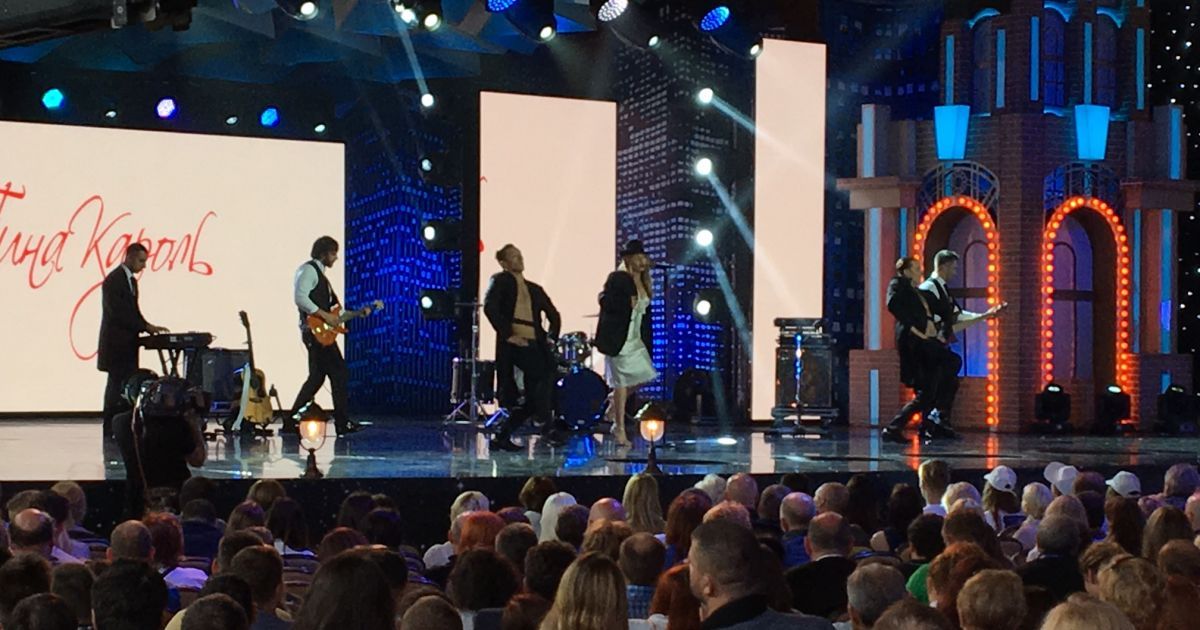 Грайлива Тіна Кароль запалила у Юрмалі в тому ж піджаку, що й 10 років тому