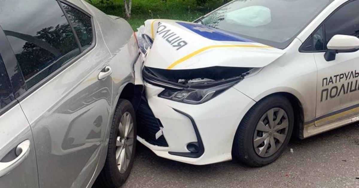 У Києві водій на мікроавтобусі врізався в поліцейське авто: є постраждалі (фото)
