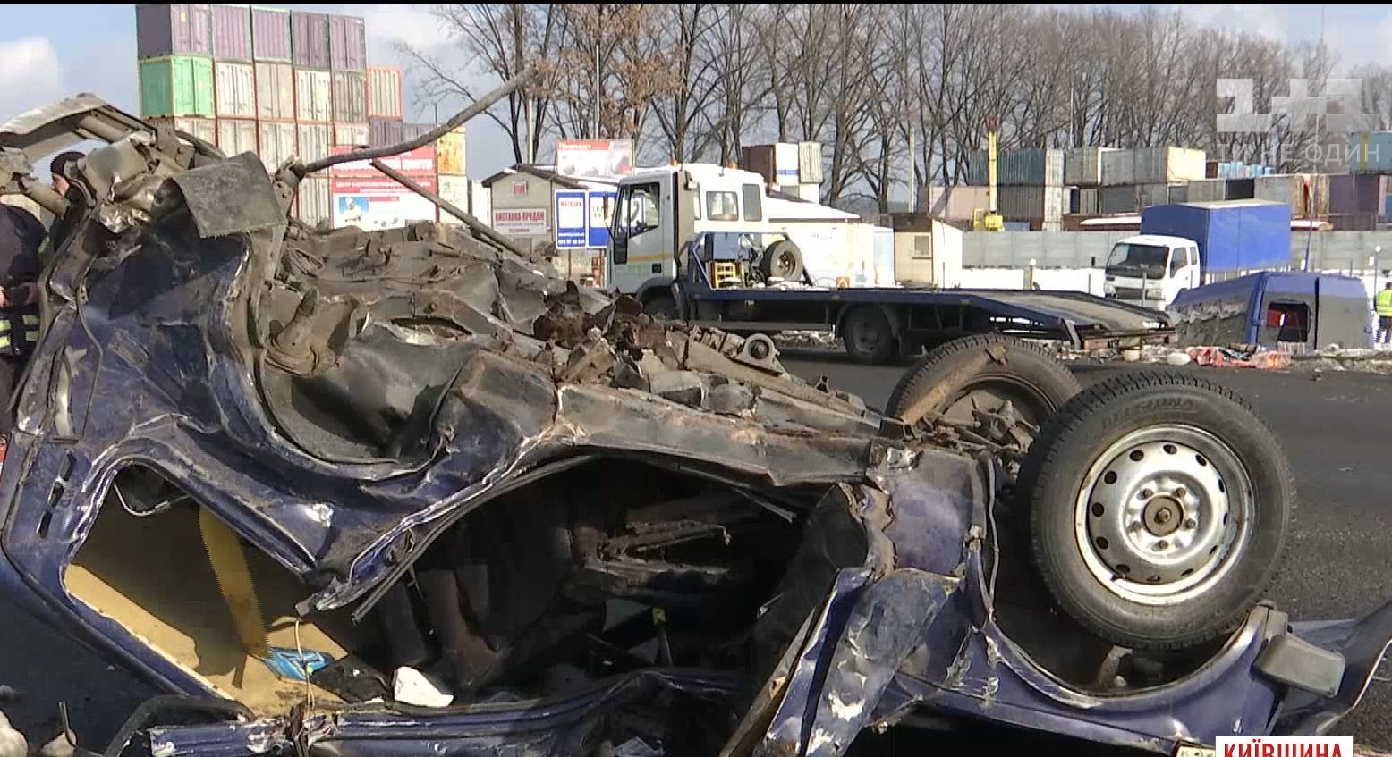 На Одеській трасі з легковиком зіштовхнувся автобус зі школярами