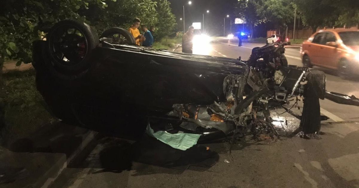 У Львові водій спричинив ДТП з потерпілими і втік, а його пасажир танцював на потрощеному авто: відео