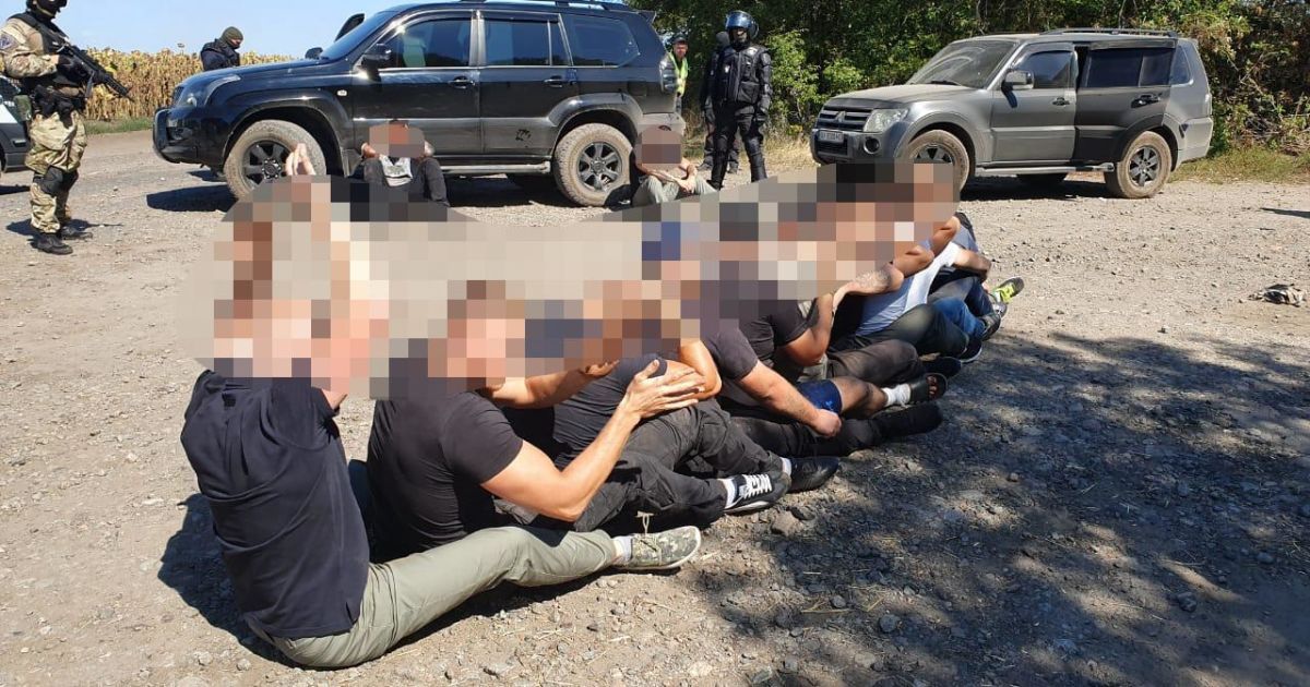 На Харьковщине полиция задержала 15 рейдеров, которые хотели захватить госпредприятие
