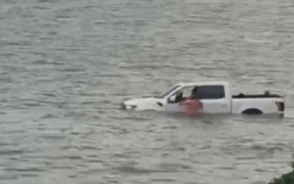 У США чоловік втопив два позашляховики, намагаючись дістати дорогий човен, який тонув: відео