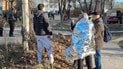 У Тернополі чоловік на ім’я Камел чекає на рідних біля пошкодженої багатоповерхівки