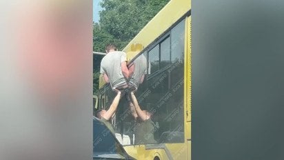У Києві чоловік застряг у вікні автобуса, тікаючи від ТЦК