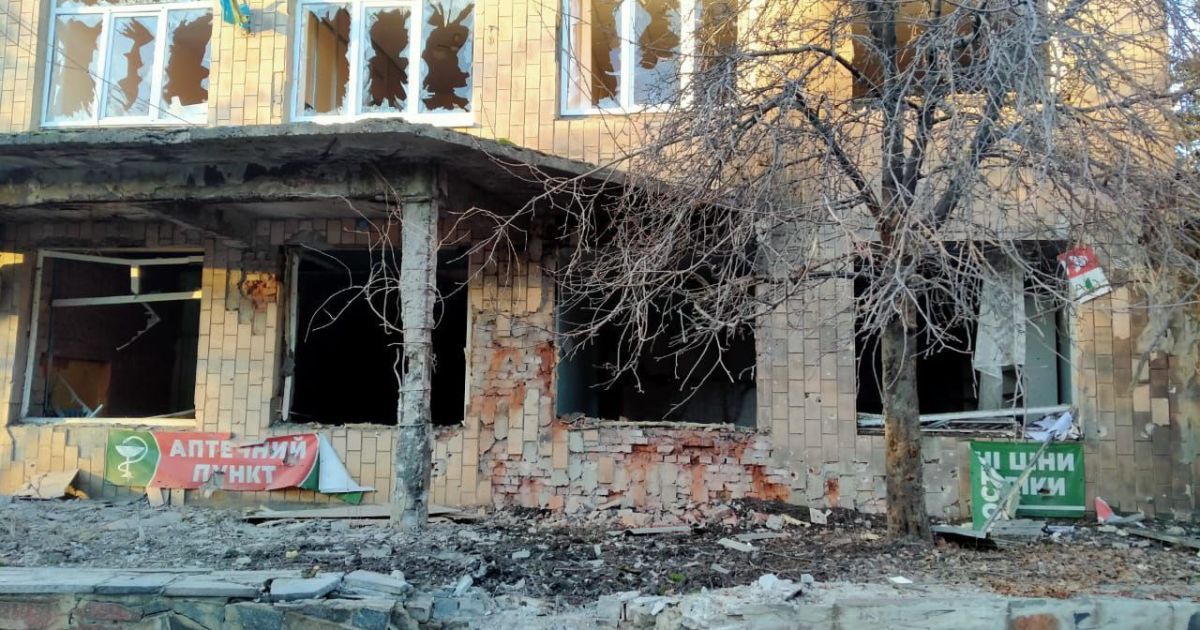 "Цілеспрямовано б'ють": армія РФ зрешетила лікарню та пологовий будинок у Торецьку (фото)