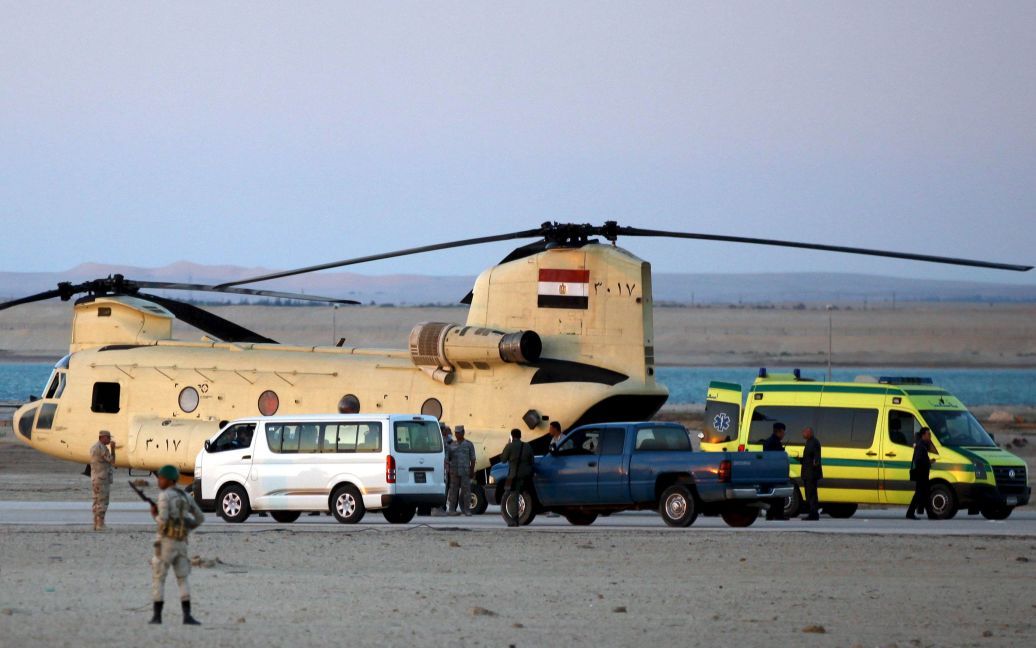 Военные и спасатели работают на месте падения самолета. / © Reuters