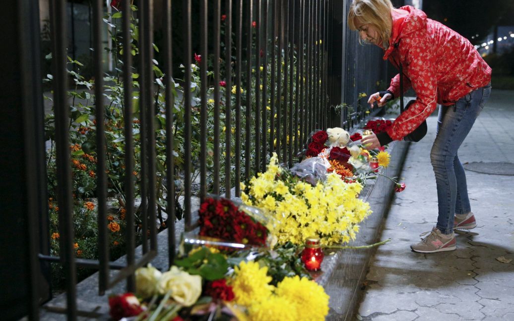 Цветы возле посольства РФ в Киеве / © Reuters