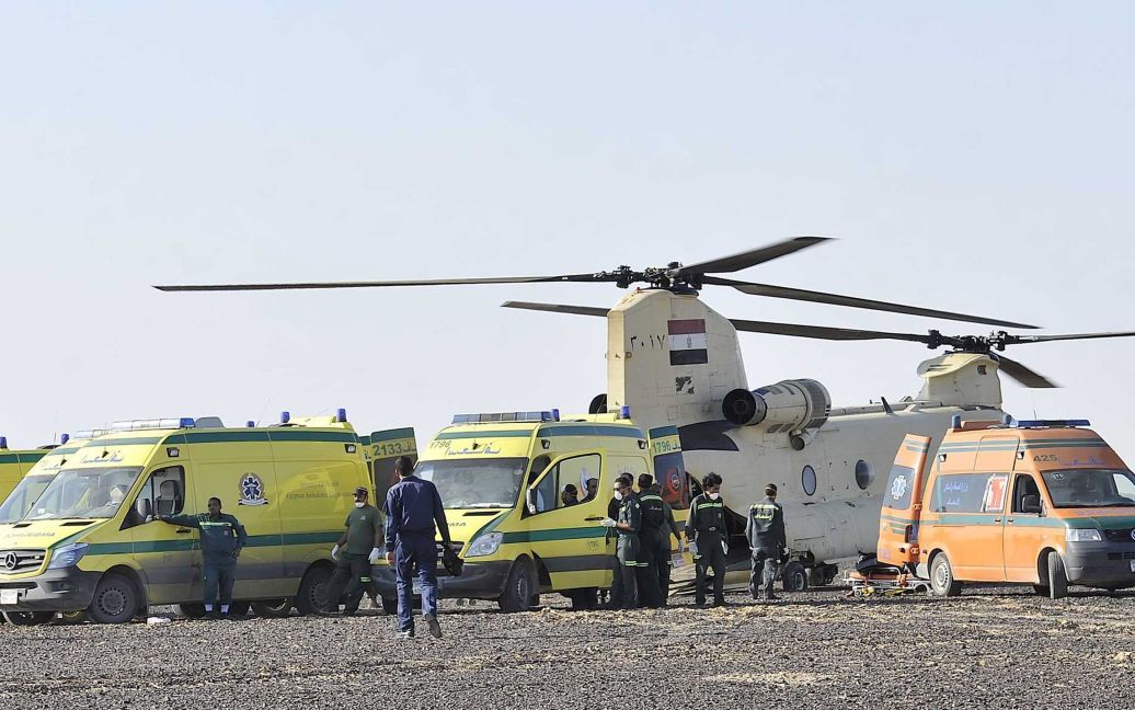 Військові та рятувальники працюють на місці падіння літака. / © Reuters