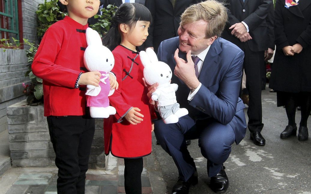 Король Нідерландів Віллем Олександр розмовляє з дівчинкою під час прогулянки у невеликому провулку в районі Кьянмен в Пекіні, Китай. / © Reuters