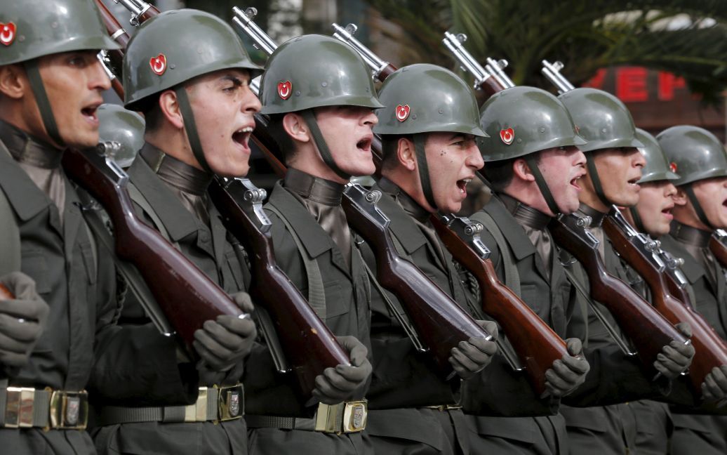 Турецкие солдаты маршируют во время церемонии ко Дню Республики в Стамбуле, Турция. 29 октября страна отмечает 92-ю годовщину Турецкой Республики. / © Reuters