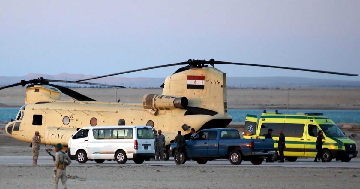 Військові та рятувальники працюють на місці падіння літака. / © Reuters
