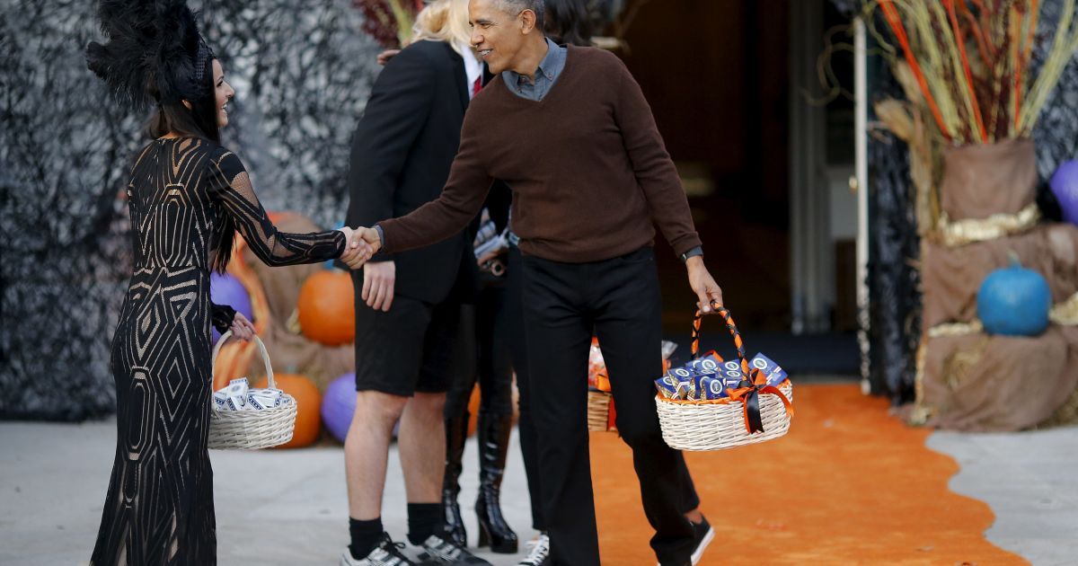 Обама із дружиною дарував дітям цукерки / © Reuters