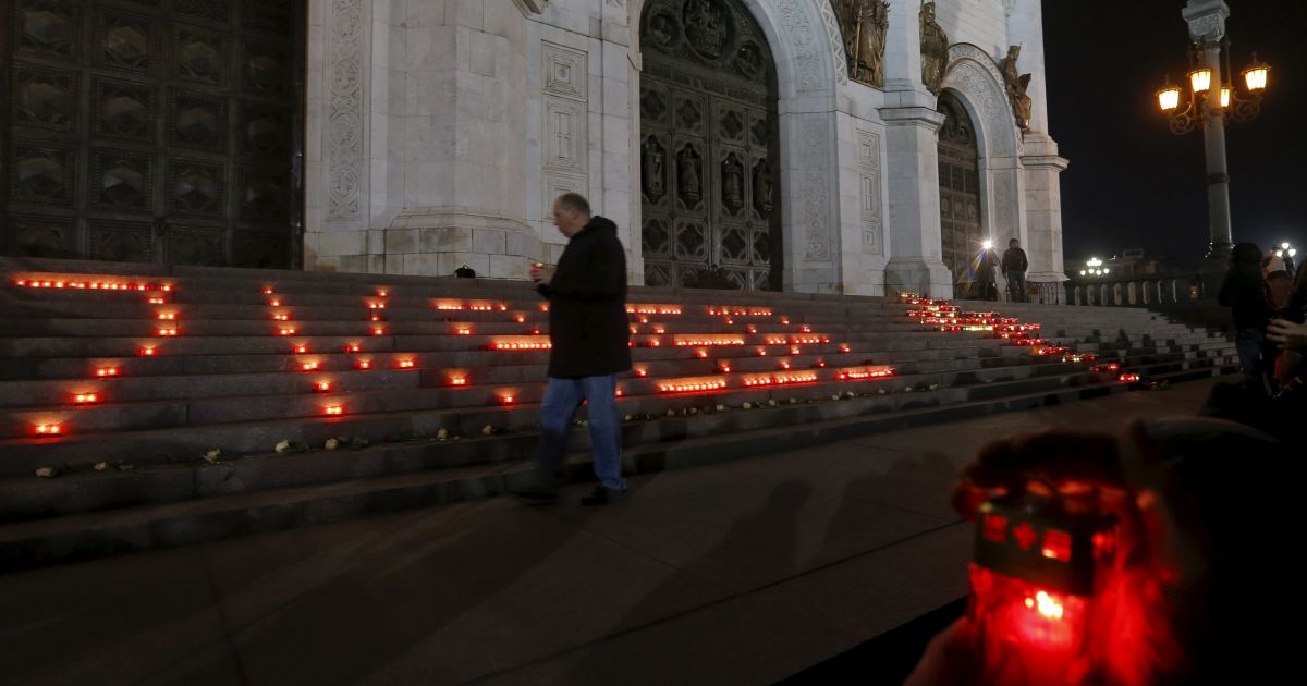 Вшанування жертв Airbus A321 у Москві. / © Reuters