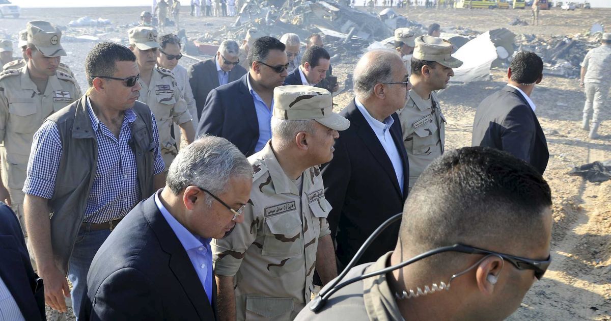 Місце падіння літака відвідав прем'єр-міністр Єгипту. / © Reuters