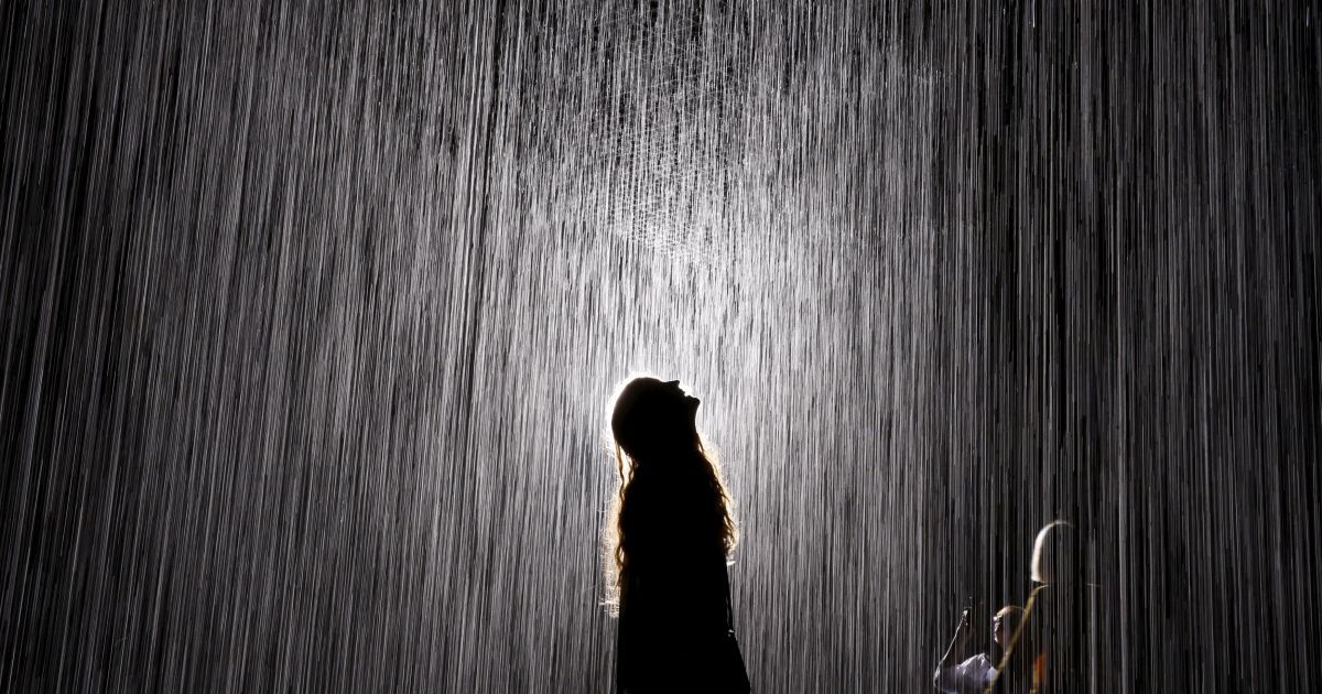 Люди ходять через Кімнату Дощу у Музеї мистецтв округу Лос-Анджелес. Арт-інсталяція була створена лондонськими митцями і використовує 528 літрів води. / © Reuters