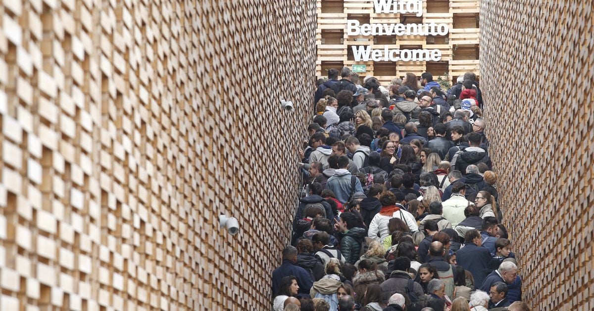 Очереди посетителей к польскому павильону глобальной выставки Экспо-2015 в Милане, Италия. Миланское Экспо закрывает свои двери в субботу после весьма успешного запуска, который бросил вызов тем, кто предрекал провал и развенчал стереотип, что итальянцы не могут стоять в очереди. / © Reuters