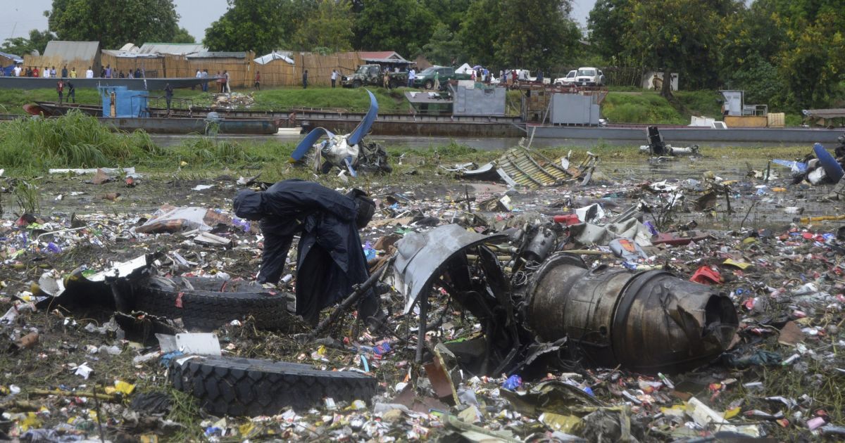 Фото з місця катастрофи літака / © Reuters