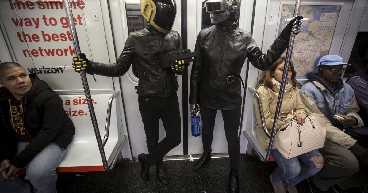 Пара, одетая в музыкантов группы Daft Punk, едет в метро в Нью-Йорке. В ночь с 31 октября на 1 ноября американцы отмечали Хэллоуин. / © Reuters