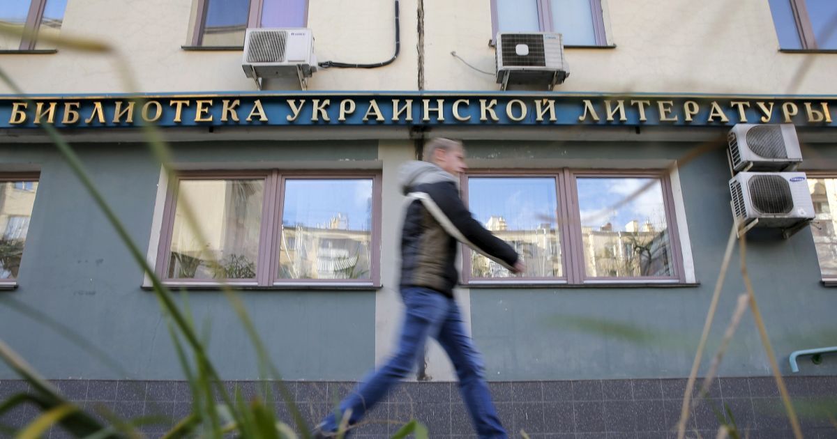 В библиотеке после обысков объявили "санитарный день"