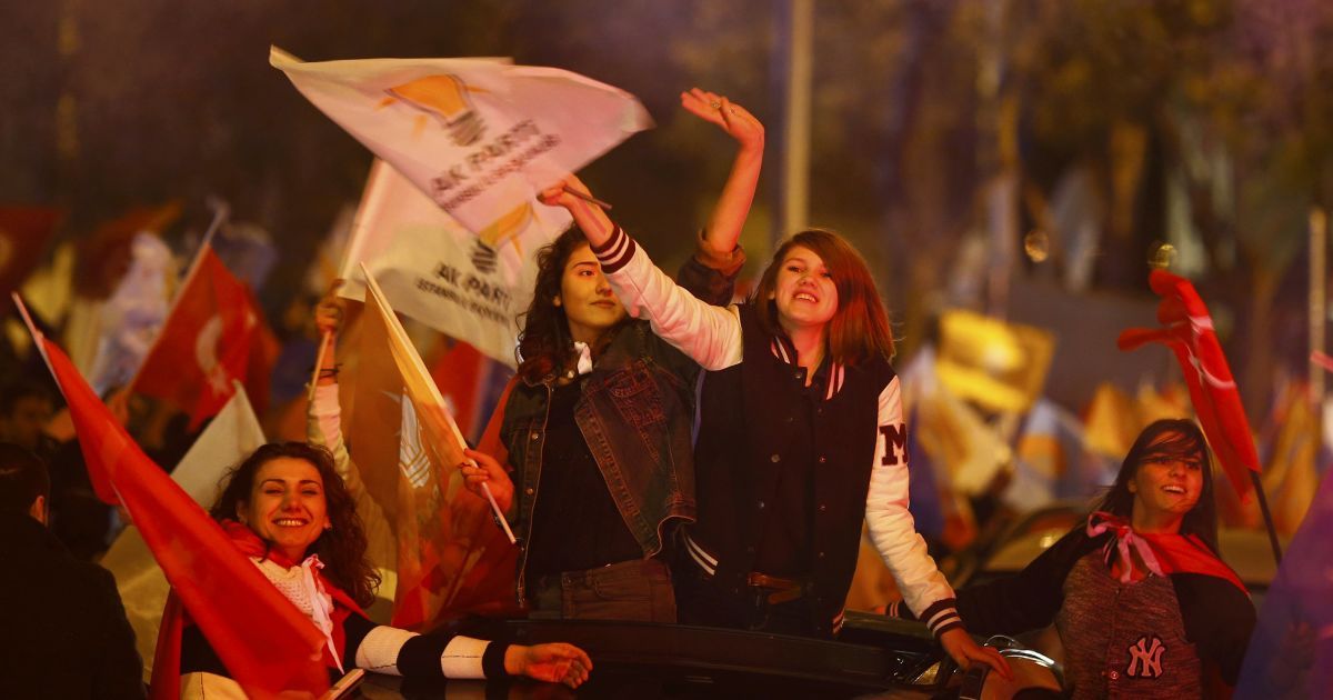 Сторонники пропрезидентской партии  празднуют победу на выборах. / © Reuters