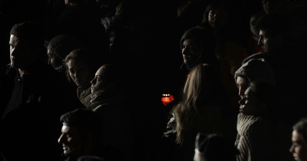 Женщина держит свечу во время траура по жертвам пожара в ночном клубе в Бухаресте, Румыния. 1 ноября две молодые женщины умерли от тяжелых ожогов в больнице после того, как были спасены от огня. В целом количество погибших достигло 29. / © Reuters
