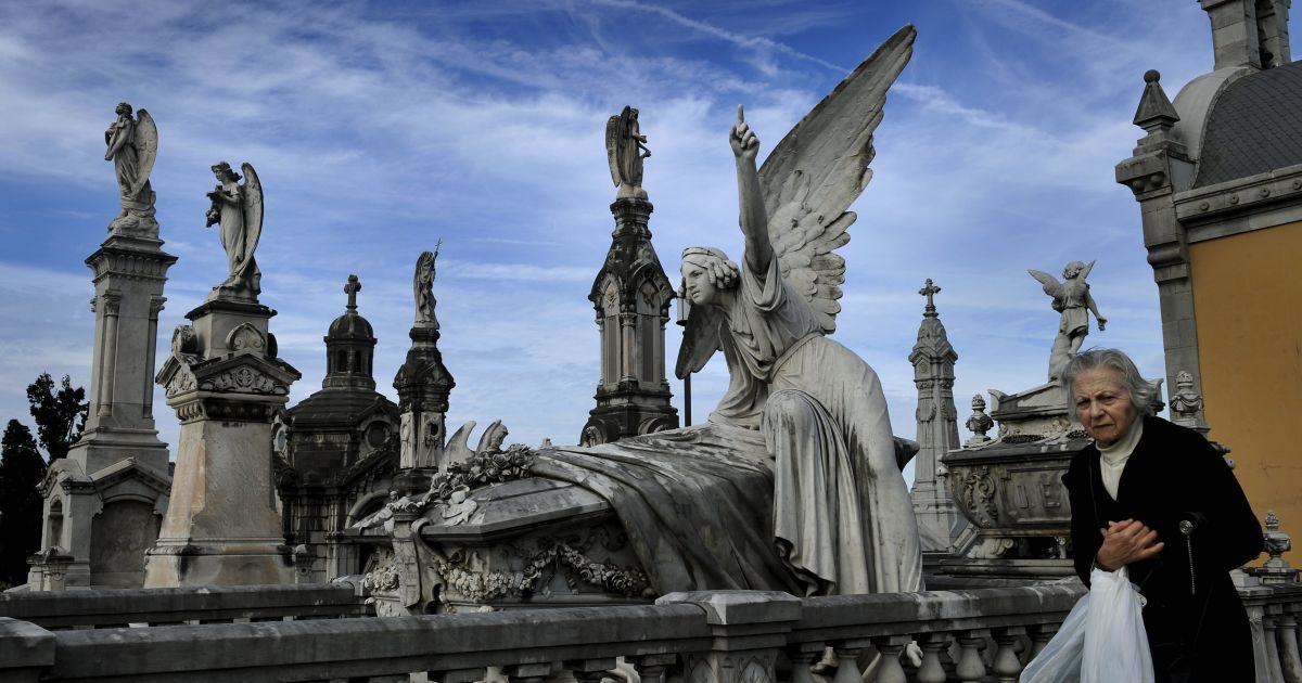 Женщина ходит по передней части пантеона маркиза Сан Хуана де Ньева, которая названа лучшей гробницей Испании одним из испанских журналов. Католики будут отмечать День всех святых в воскресенье, посещая захоронения умерших родственников и друзей. / © Reuters