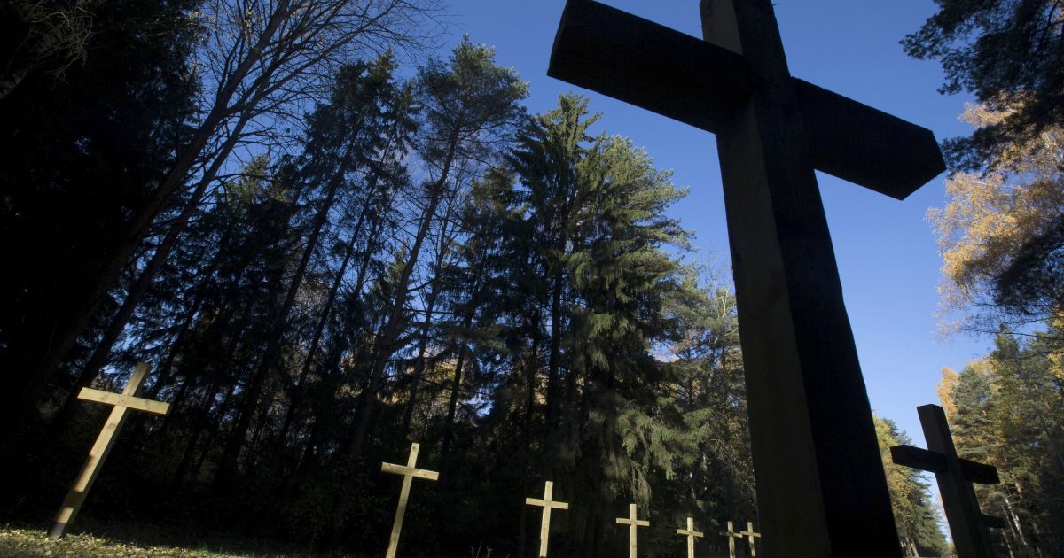 Кресты на братской могиле в Курапатах под Минском, Беларусь. 100 белорусов, в том числе 22 писателей и поэтов, были казнены секретной службой НКВД в ночь на 29 октября 1937 года. Этот день отмечается как неофициальный День памяти жертв политических репрессий. По разным оценкам, от 600 тыс. до 1,5 миллиона человек стали жертвами сталинских репрессий в Беларуси. / © Reuters