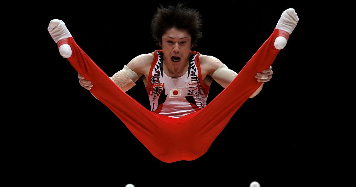 Японский спортсмен выступает на брусьях в мужском командном финале на чемпионате мира по спортивной гимнастике в Глазго, Шотландия. Сборная Японии стала победительницей чемпионата мира. / © Reuters
