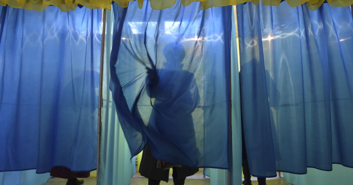 Найнижчою була явка виборів на на Донеччині (31,65%) та Луганщині (35,27%).