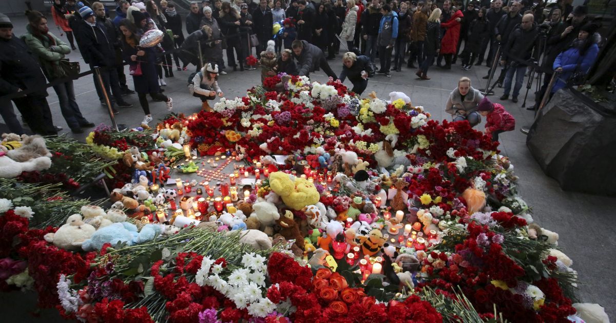 Вшанування жертв Airbus A321 в аеропорту Пулоково у Петербурзі. / © Reuters