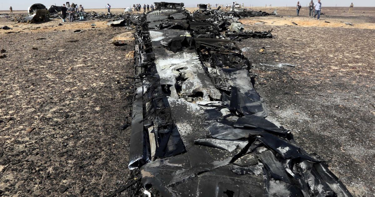 Обломки самолета разлетелись на 30 километров / © Reuters