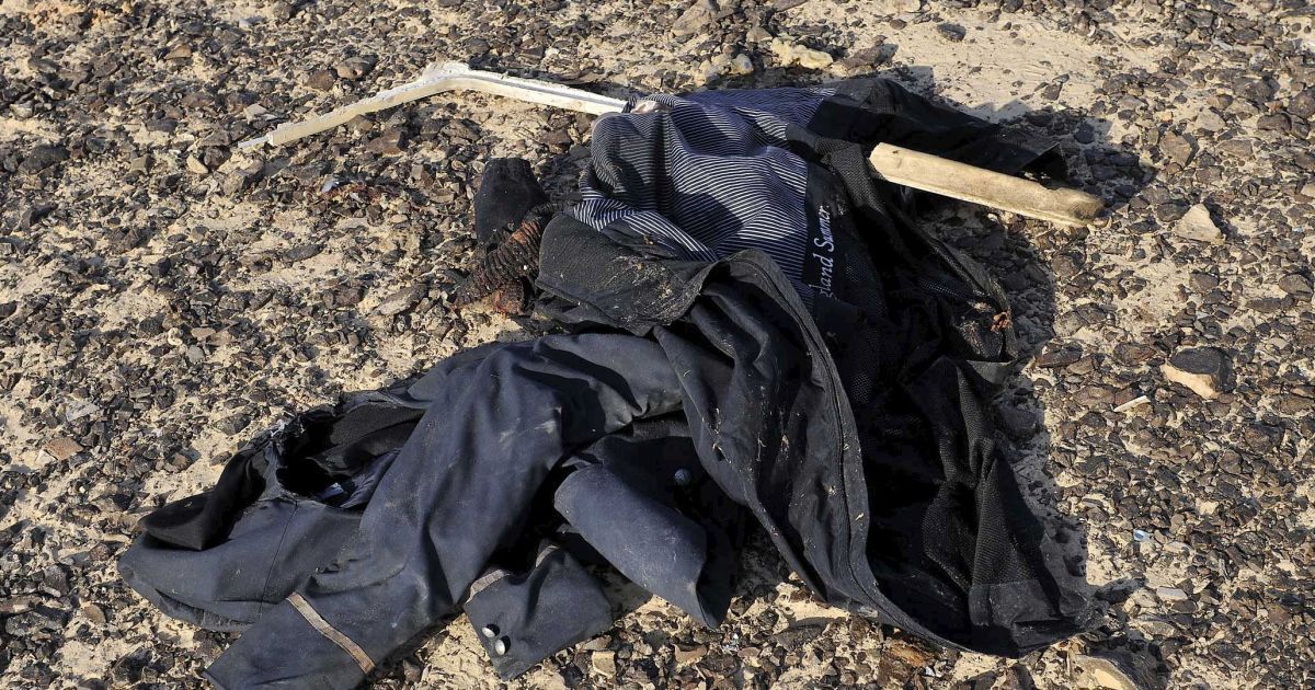 Одяг лежить на місці падіння літака. / © Reuters