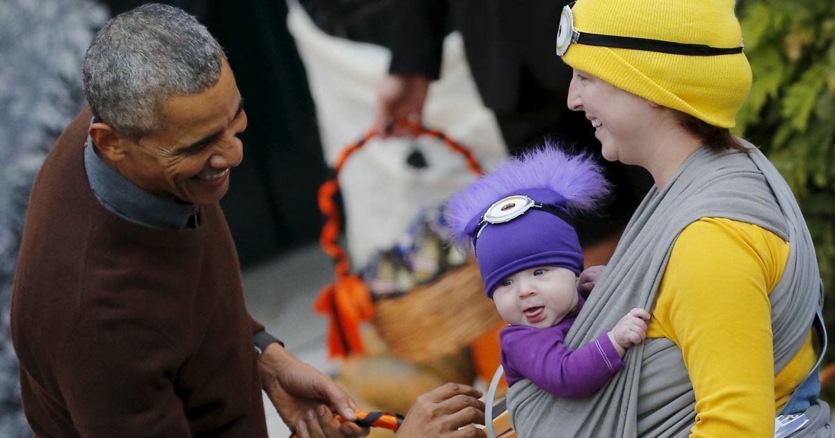 Обама із дружиною дарував дітям цукерки / © Reuters