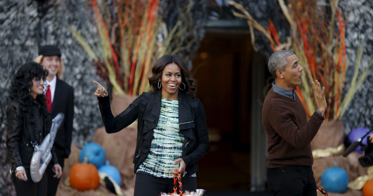 Обама із дружиною дарував дітям цукерки / © Reuters