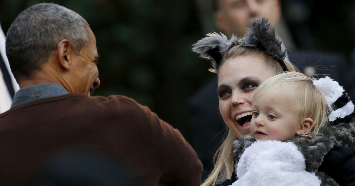 Обама із дружиною дарував дітям цукерки / © Reuters