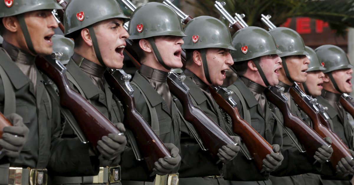 Турецкие солдаты маршируют во время церемонии ко Дню Республики в Стамбуле, Турция. 29 октября страна отмечает 92-ю годовщину Турецкой Республики. / © Reuters