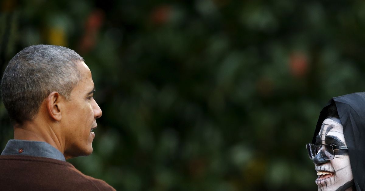 Обама із дружиною дарував дітям цукерки / © Reuters