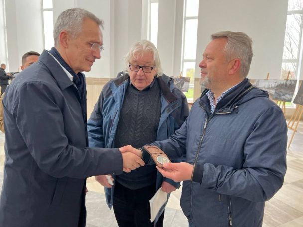 Столтенбергу подарували пам’ятну монету з символами Бучі / Фото: Анатолій Федорук