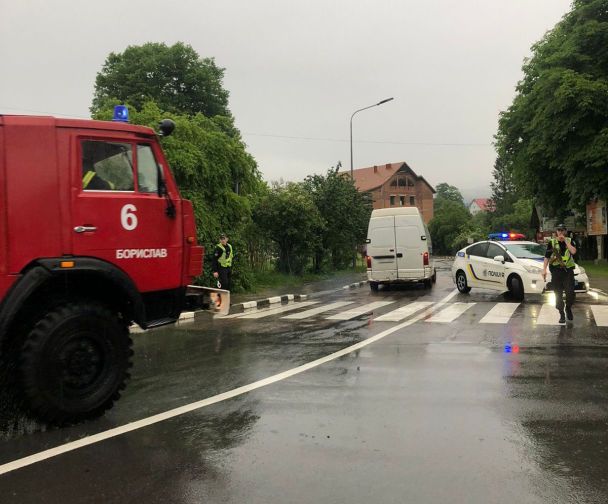 Поліція перекрила в'їзд до селища Східниця, яке частково затоплене через зливу / © Поліція Львівської області