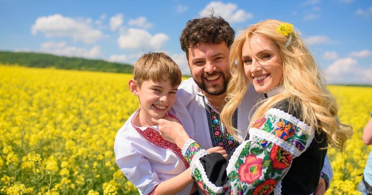 Ірина Федишин зачарувала сімейною фотосесією у вишиванках